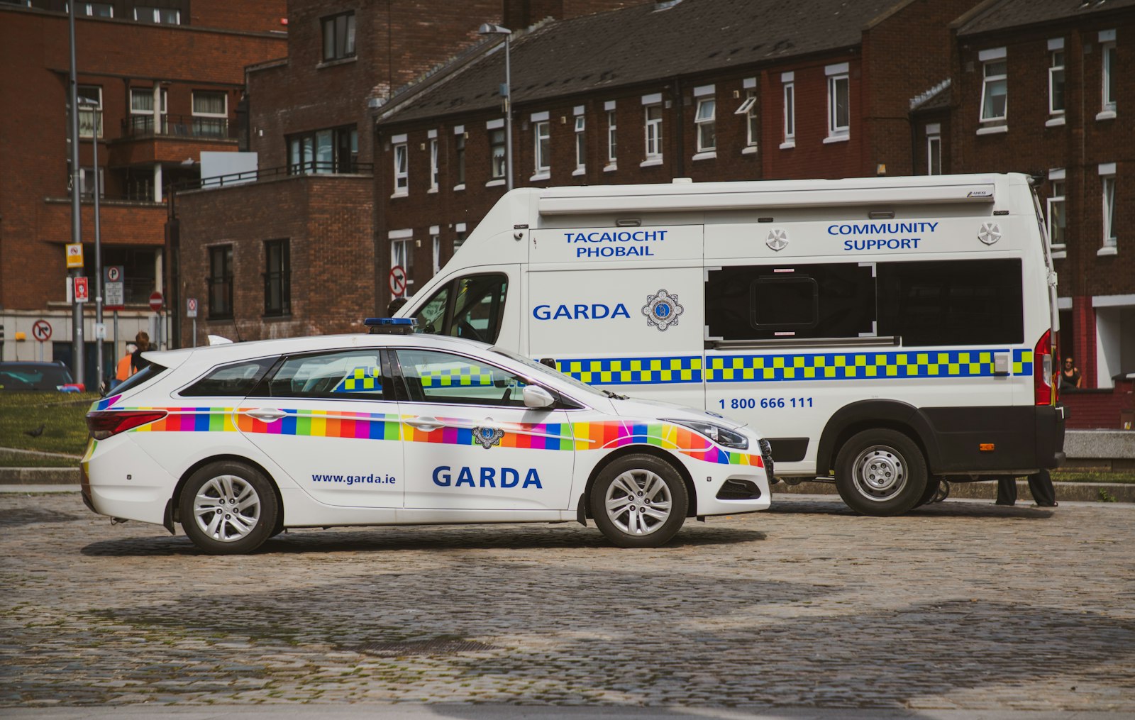Politieauto en bus van de Ierse politie Garda op straat