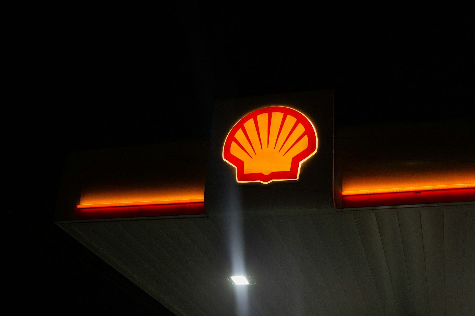 Verlicht Shell-logo bij een tankstation in het donker