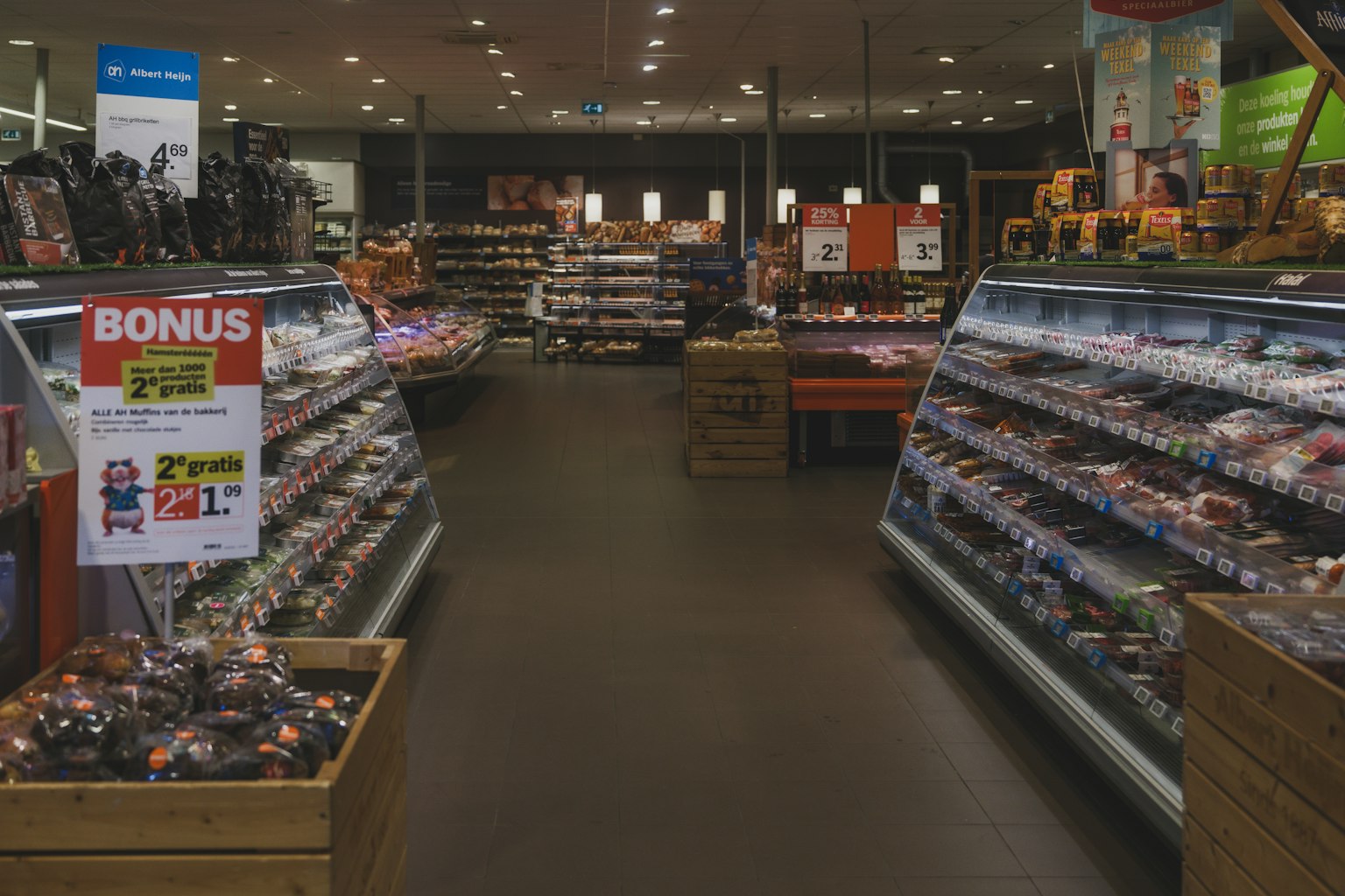 Albert Heijn-supermarkt met Bonus-bord en koelvitrines